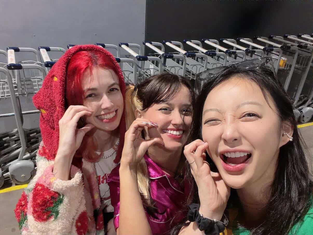Gabi em registro com Hyelin do EXID