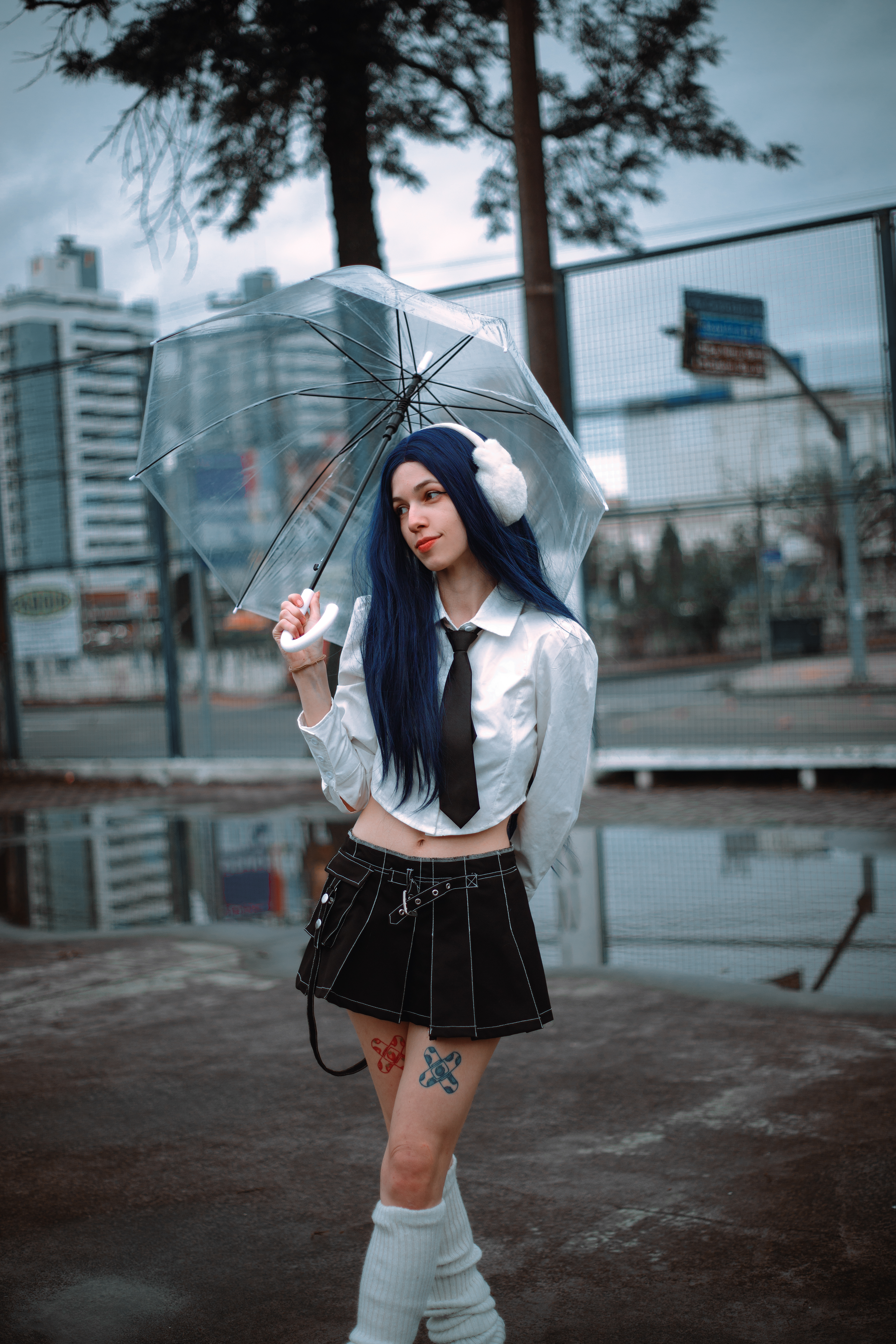 Gabi em ensaio urbano com guarda-chuva