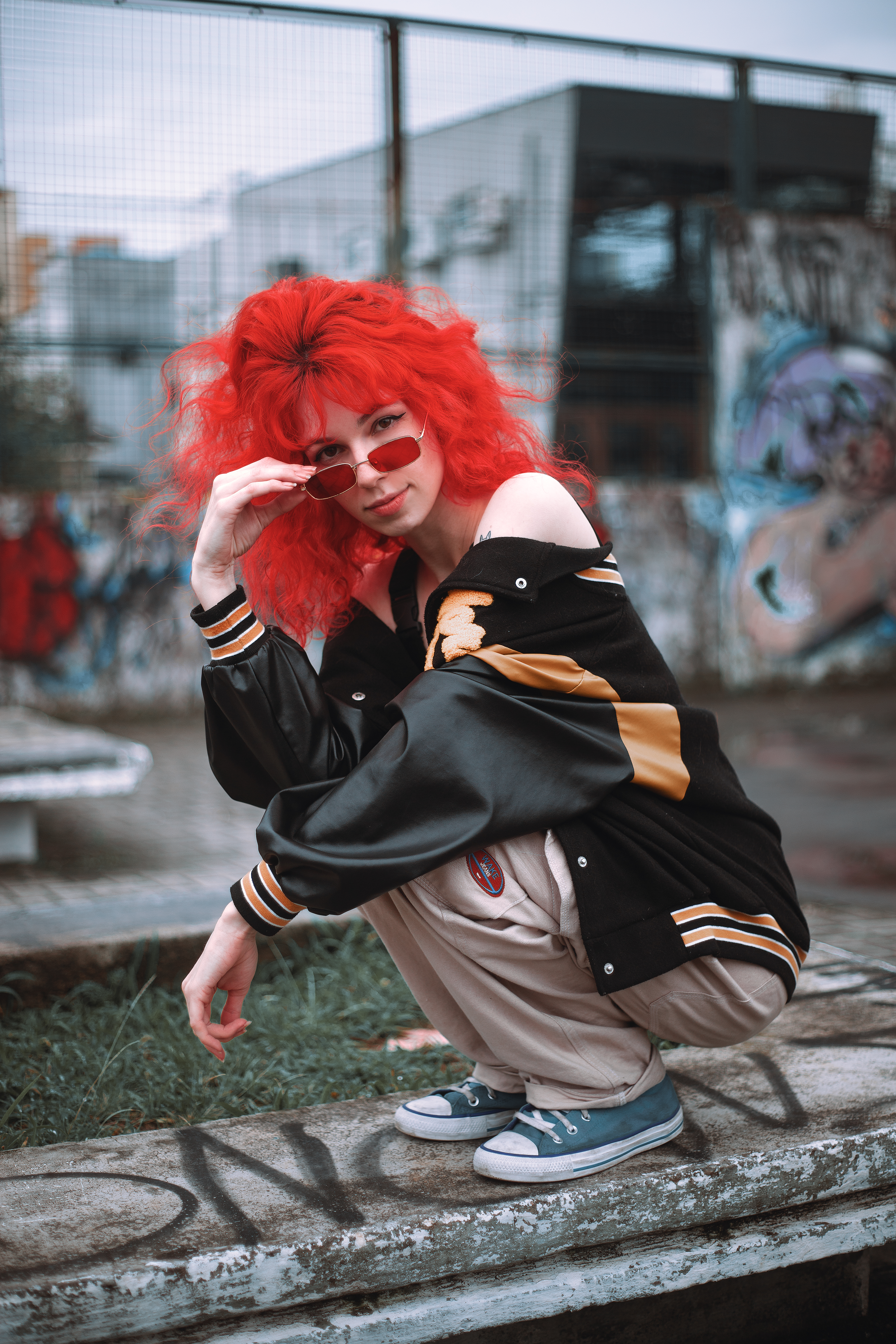 Gabi em retrato editorial de cabelo vermelho