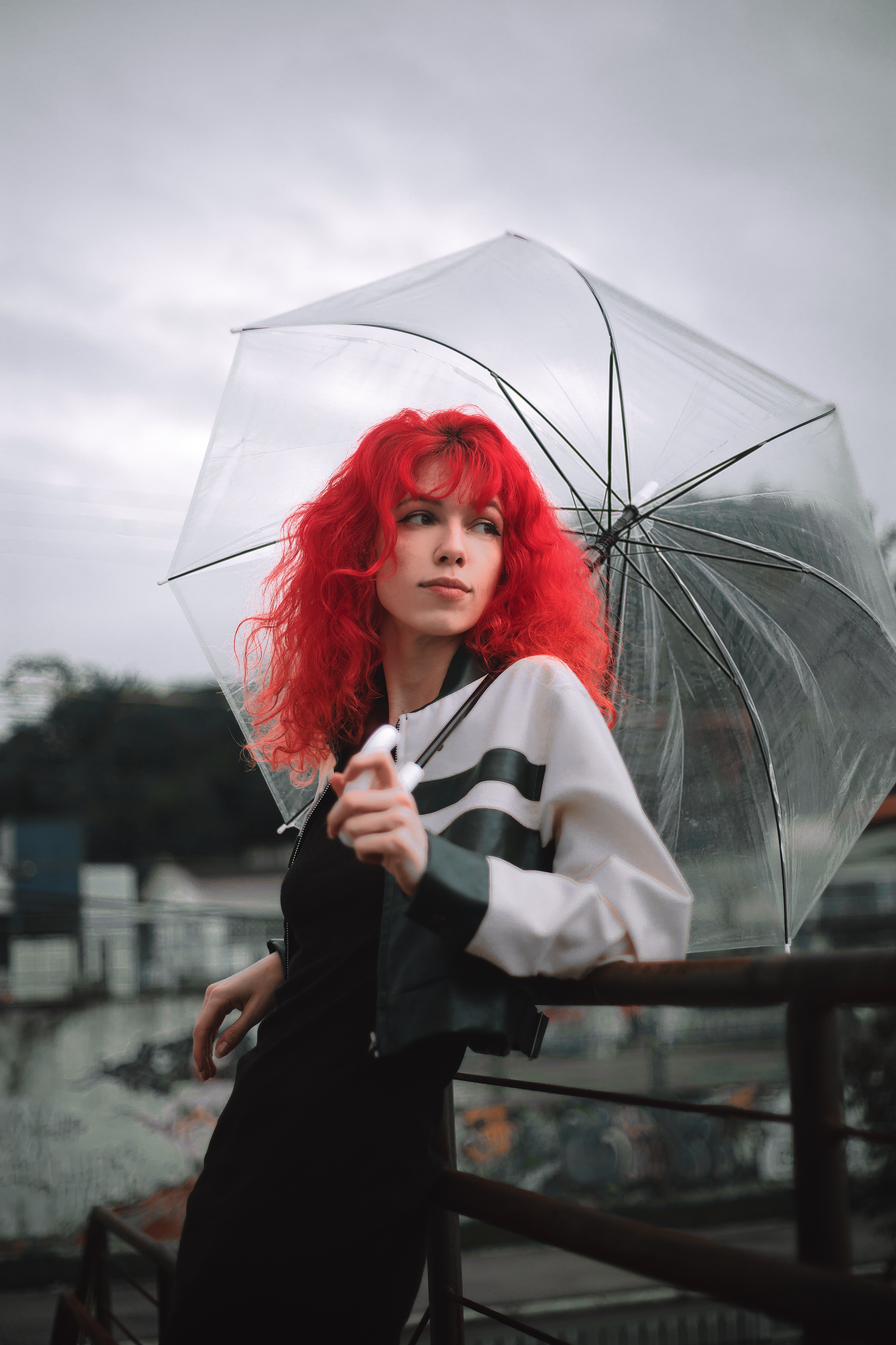 Gabi em retrato com guarda-chuva transparente